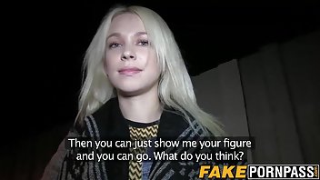 这位年轻的金发女郎把她的阴部放在那个男人的舌头下，开始吮吸他的阴茎 ...